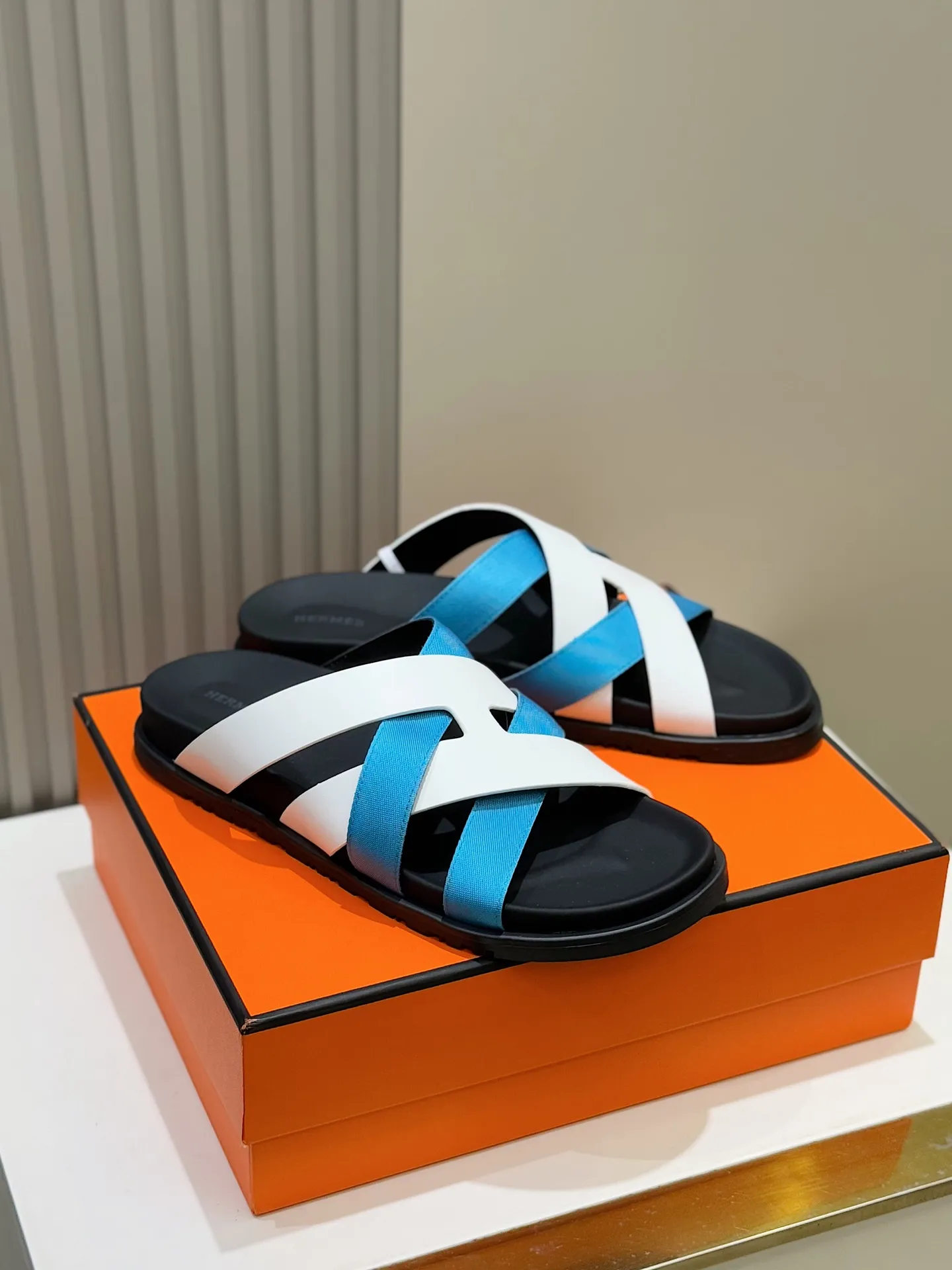 Batch 280 Hermes men's Kazimir slippers - top quality woven calfskin functional sandals, with interwoven uppers inspired by the "H" iconic pattern to create a casual look, perfect for summer. Imported cowhide + cowhide lining + rubber outsole Size: 38-44 (.45.46 customized)